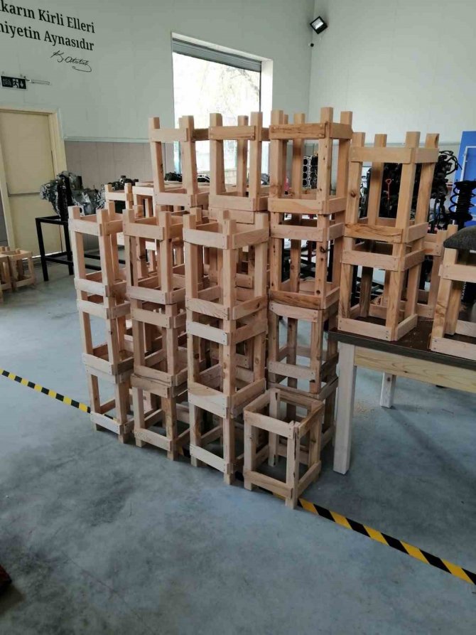 Fethiye’de Öğrenciler Depremzedeler İçin Masa Ve Tabure Üretiyor