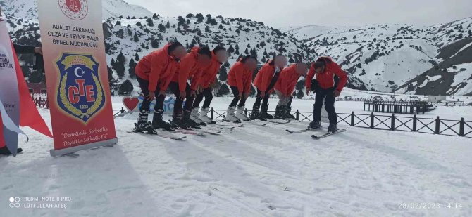 Erzincan’da Yükümlülere Yönelik Kayak Etkinliği Düzenlendi