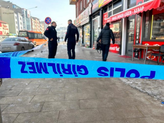 Kafasına Buz Düşerek Hayatını Kaybeden Vatandaş Güvenlik Kamerasına Yansıdı