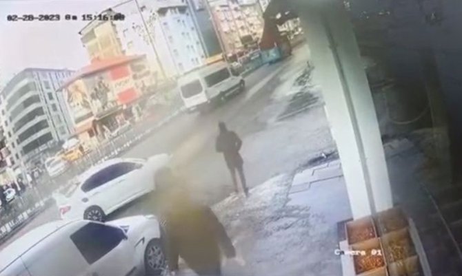 Kafasına Buz Düşerek Hayatını Kaybeden Vatandaş Güvenlik Kamerasına Yansıdı
