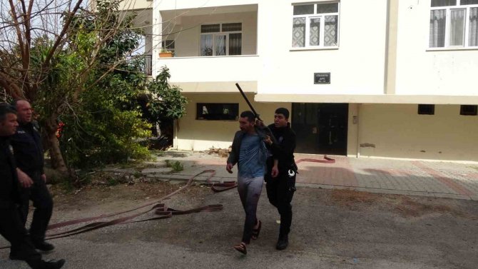 Evi Ateşe Verip, Müdahale İçin Gelen Ekiplere Ecel Teri Döktüren Şahıs Tutuklandı