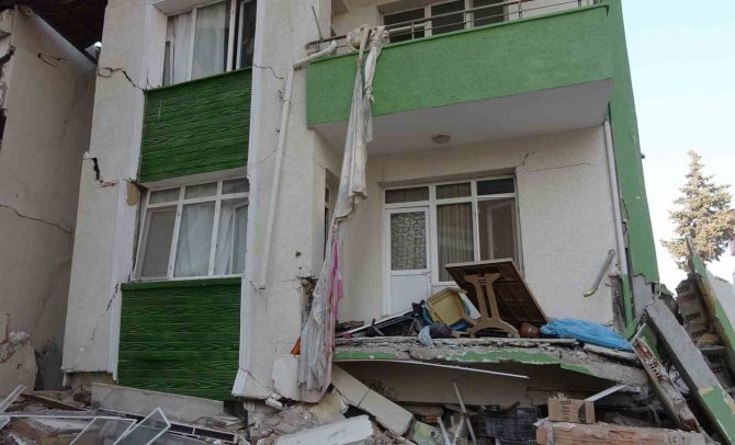 Deprem Geride Acı Hikayeler Bıraktı: Perde Ve Çarşafla Hayata Tutunuş