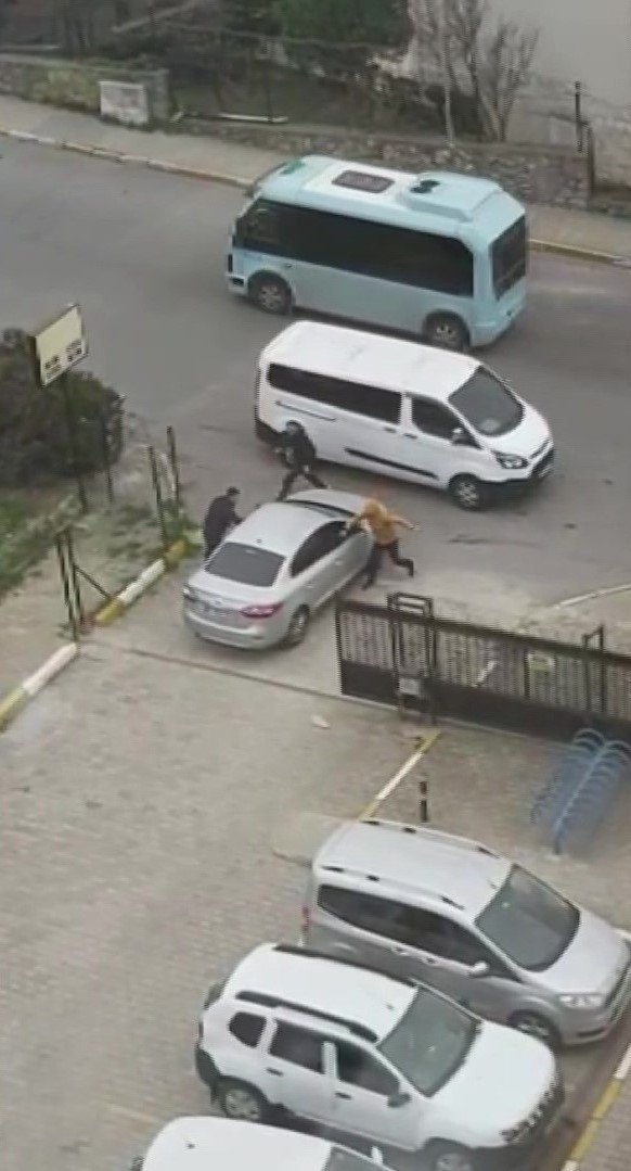Tuzla’da Önü Kesilen Otomobilin Sürücüsünün Kaçırıldığı Anlar Kamerada