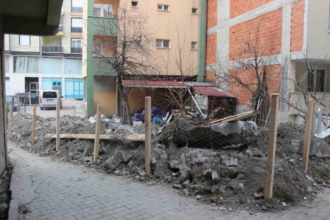 "Tapusu Bende" Dedi, Yolu Kapattı