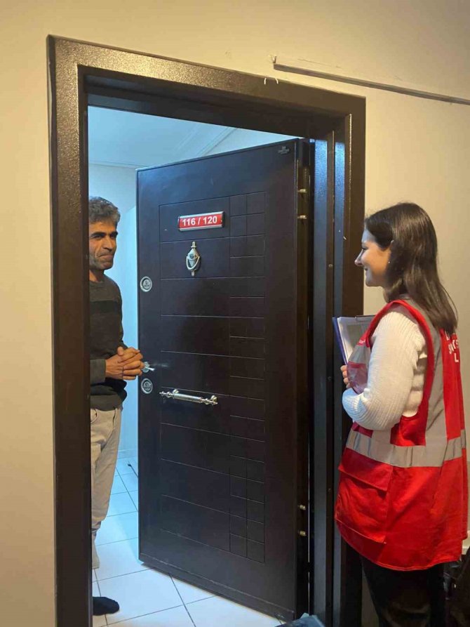 İ̇zmit’te Depremzedelerin Yaraları Sarılıyor