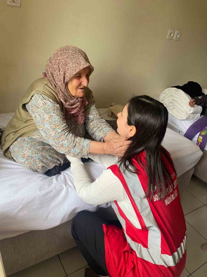 İ̇zmit’te Depremzedelerin Yaraları Sarılıyor