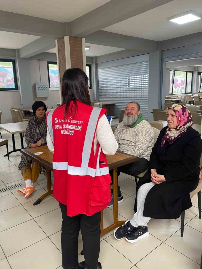 İ̇zmit’te Depremzedelerin Yaraları Sarılıyor
