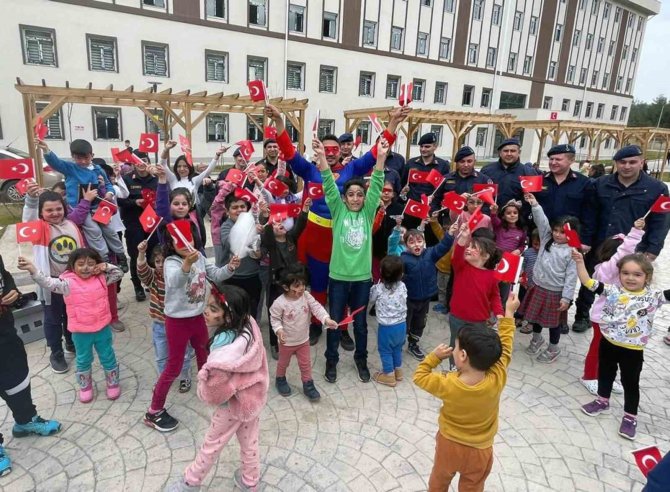 Jandarma’dan Depremzede Çocuklara Moral Ziyareti