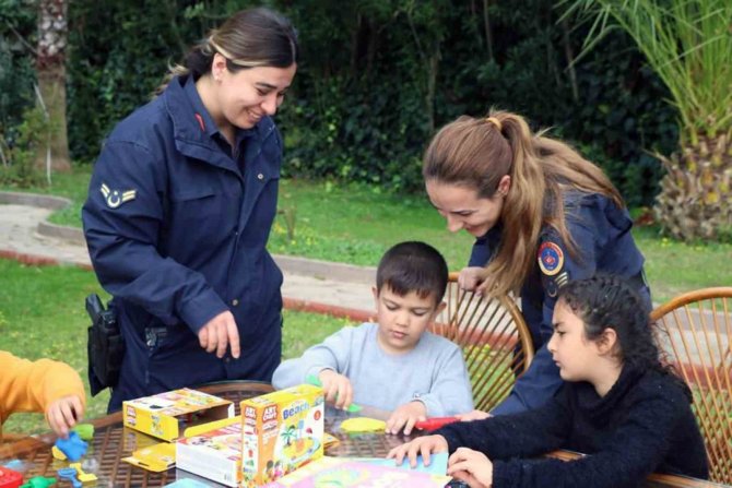 Jandarma’dan Depremzede Çocuklara Moral Ziyareti