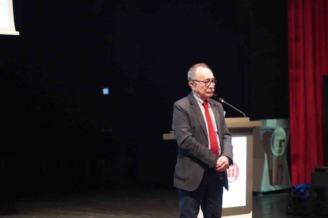 Deprem Konulu Konferansta Koltuklar Boş Kaldı