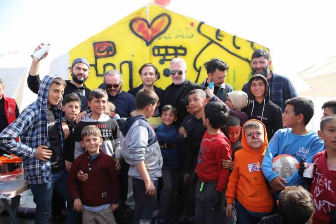 Ünlüler Depremzedenin Kaldığı Afad Çadırına İ̇stanbul’un Fethini Resmetti