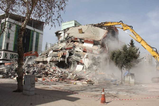 Hasarlı Binalar Bir Bir Yıkılıyor