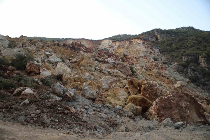 Depremde Dağ Dağa Kavuştu, Doğal Göl Oluştu