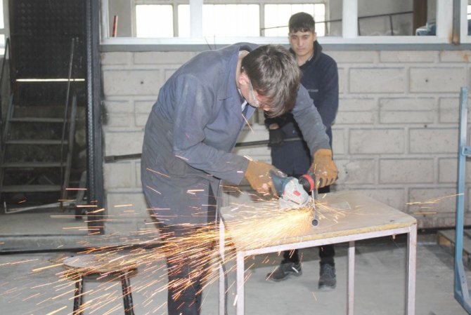 Tavşanlı’da Öğretmen Ve Öğrenciler Deprem Bölgesine Çadır Üretiyor