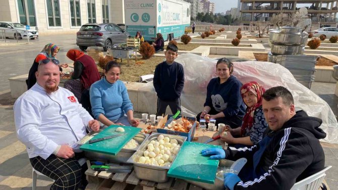Gasto İ̇negöl Şefleri Günlük 11 Bin Kişiye Sıcak Yemek Çıkarıyor
