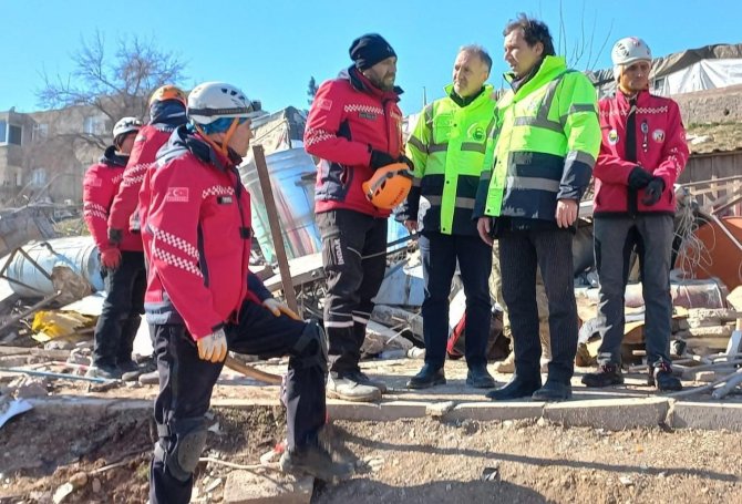 Gasto İ̇negöl Şefleri Günlük 11 Bin Kişiye Sıcak Yemek Çıkarıyor
