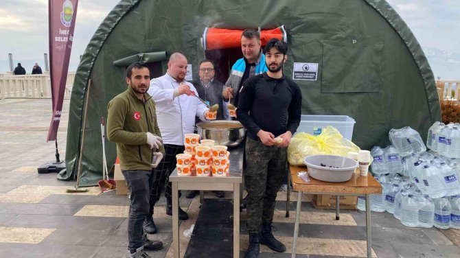 Gasto İ̇negöl Şefleri Günlük 11 Bin Kişiye Sıcak Yemek Çıkarıyor
