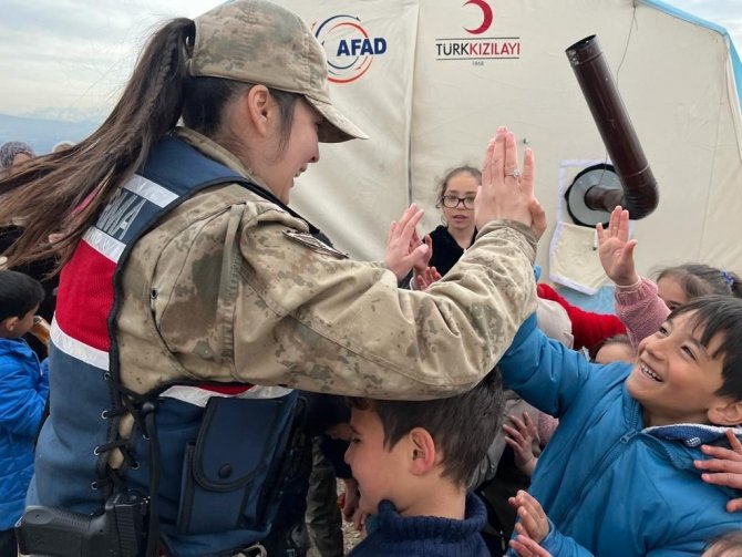 Siirt İ̇l Jandarma Komutanlığı Ekipleri, Enkazdan 51 Vatandaşı Sağ Çıkarmayı Başardı