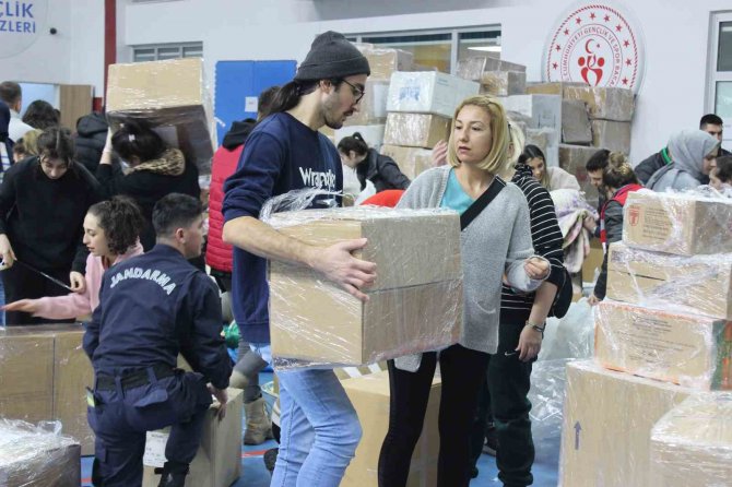 Kırklareli’nde Deprem Bölgesine Yardımlar Sürüyor