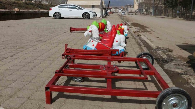 Seyyar Salıncakla Eğlenen Depremzede Çocukların Mutluluğu Gözlerinden Okundu