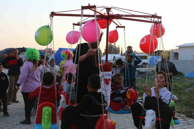 Seyyar Salıncakla Eğlenen Depremzede Çocukların Mutluluğu Gözlerinden Okundu