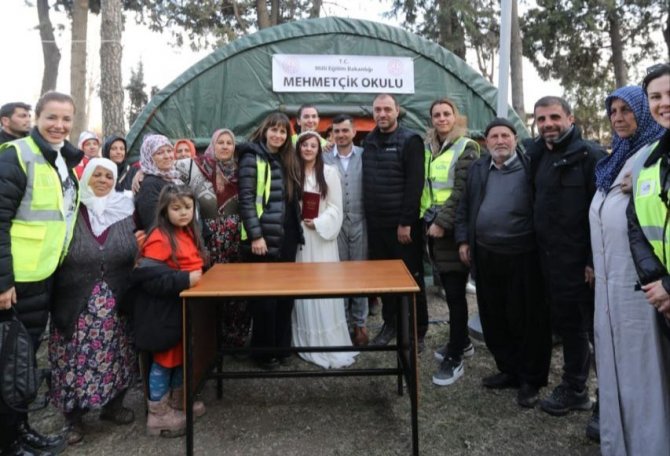 Çadır Kentte İlk Nikah: İ̇nsanlara ’Umut’ Olsun Diye Evlendiler