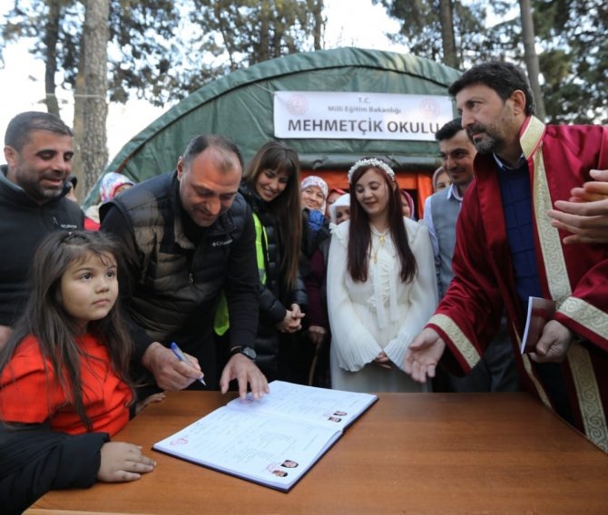 Çadır Kentte İlk Nikah: İ̇nsanlara ’Umut’ Olsun Diye Evlendiler