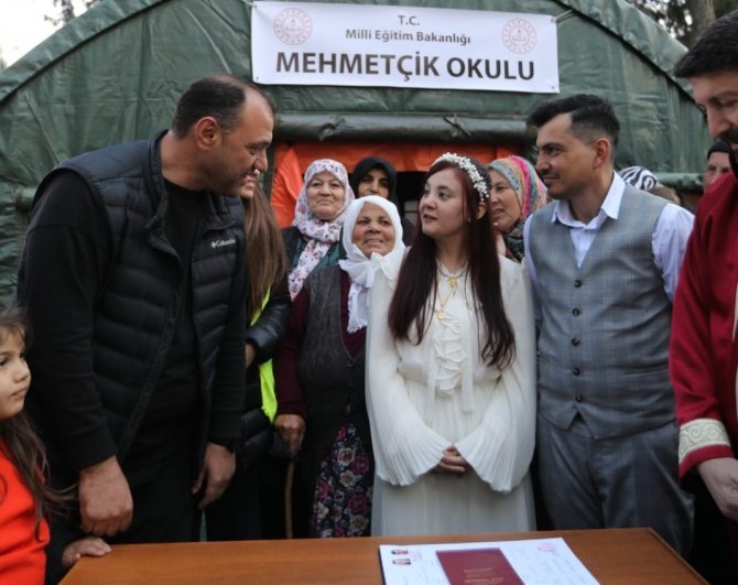 Çadır Kentte İlk Nikah: İ̇nsanlara ’Umut’ Olsun Diye Evlendiler