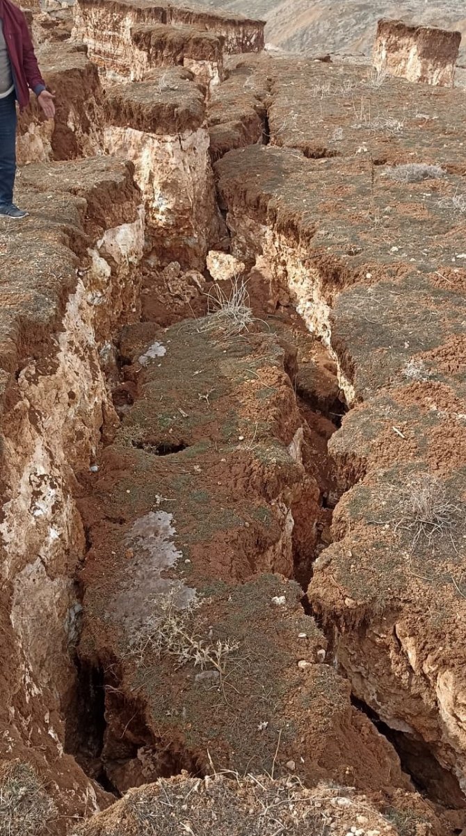 Kahramanmaraş’ta Deprem Devasa Göçük Oluşturdu