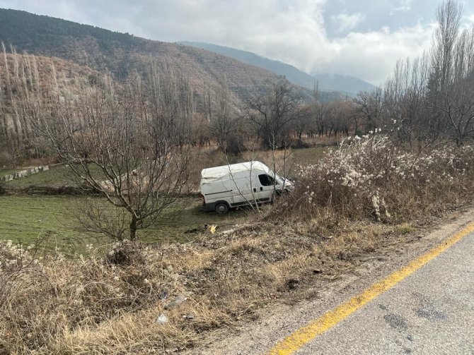 Yoldan Çıkan Minibüs Tarlaya Uçtu