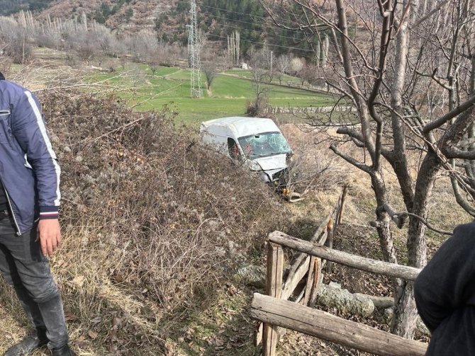 Yoldan Çıkan Minibüs Tarlaya Uçtu