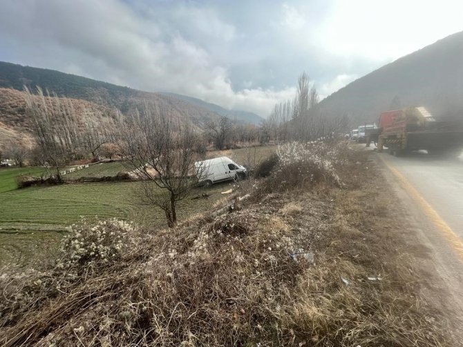 Yoldan Çıkan Minibüs Tarlaya Uçtu