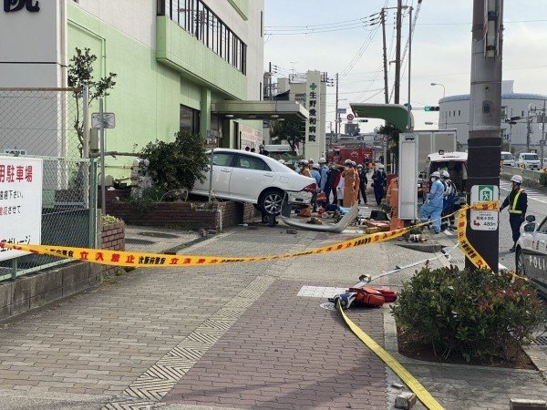 Direksiyon Hakimiyetini Kaybetti, Hastane Duvarına Çarptı: 2 Ölü