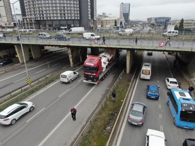 İ̇çmeler Köprüsü’nde Tır Yüklü Tır Sıkıştı