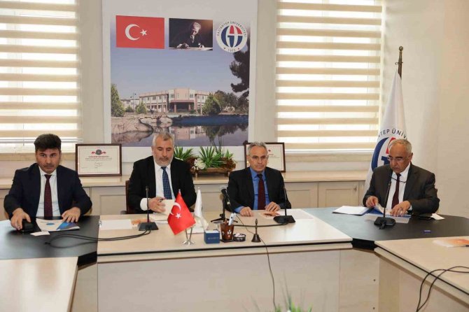 7 Aralık Üniversitesi Rektörü Karacoşkun, En Yakın Sınav Nisan Ayı Başında