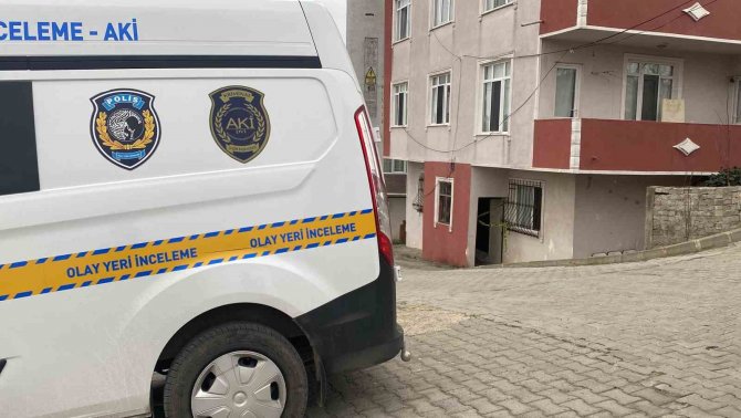 Evinde Silahla Başından Vurulmuş Halde Bulundu
