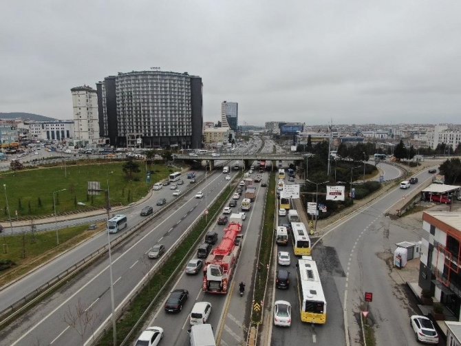 İ̇çmeler Köprüsü’nde Tır Yüklü Tır Sıkıştı