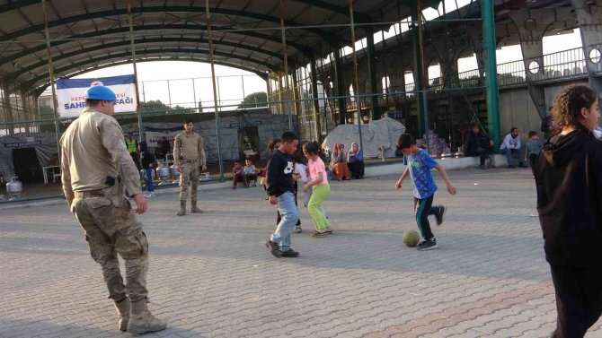Mehmetçik’ten Depremzede Çocuklara Moral Desteği