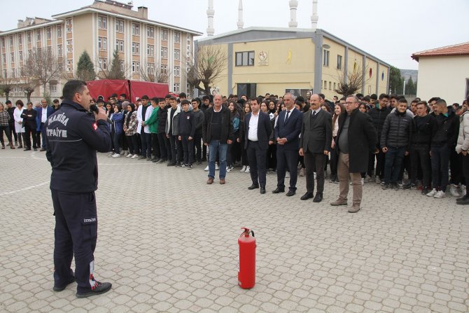 Kula İ̇tfaiye Amirliğinden Okulda Yangın Tatbikatı