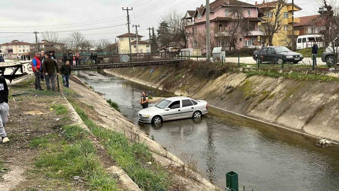 Park Halindeki Otomobil Dereye Uçtu