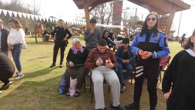 Marmaris Polisi Depremzede Çocuklara Moral Oldu