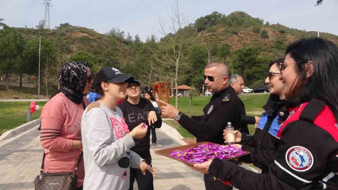 Marmaris Polisi Depremzede Çocuklara Moral Oldu