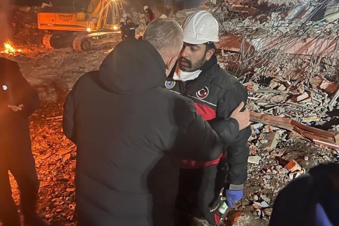 Deprem Bölgesine İ̇zmir’den İlk Onlar Gitti: "Neyle Karşılaşacağımızı Bilmeden Yola Çıktık"