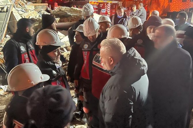 Deprem Bölgesine İ̇zmir’den İlk Onlar Gitti: "Neyle Karşılaşacağımızı Bilmeden Yola Çıktık"