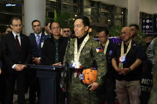 Türkiye’deki Filipinli Arama-kurtarma Ekibi Ülkesine Döndü