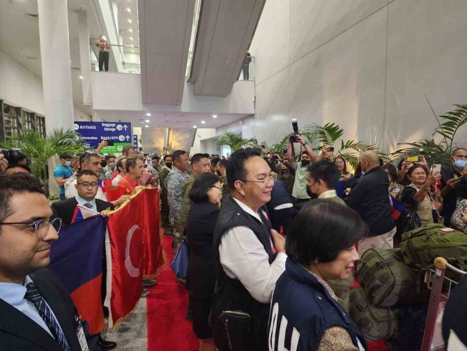Türkiye’deki Filipinli Arama-kurtarma Ekibi Ülkesine Döndü