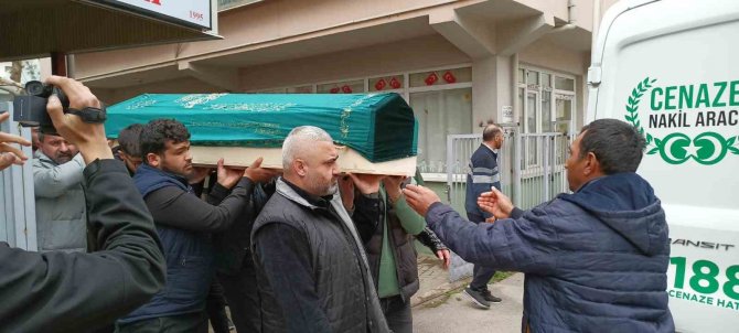 Oda Arkadaşı Tarafından Katledilen Kişi, Gözyaşları İçinde Toprağa Verildi