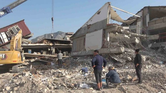 30 Yıl Çalıştıkları Dükkanların Enkaz Kaldırma Çalışmalarını İzlediler
