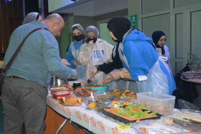 Öğrencilerden Depremzedeler İçin Hayır Etkinliği