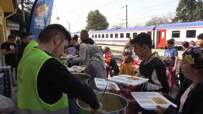 Depremzedelere Ev Olan Tren Garı: Burada Para Geçmiyor
